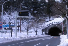 足羽山公園下のトンネル付近も雪で真っ白です。