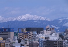 足羽山公園、藤島神社前より福井市内及び遠く白山を望む