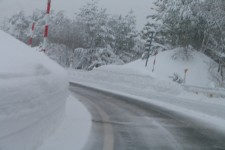スキー場に上る法恩寺山有料道路、雪の壁ができてます。