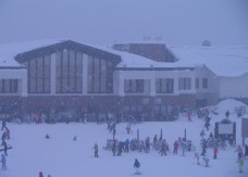 バラエティーサイトも降りしきる雪で眼下のリゾートセンターもかすんでました。